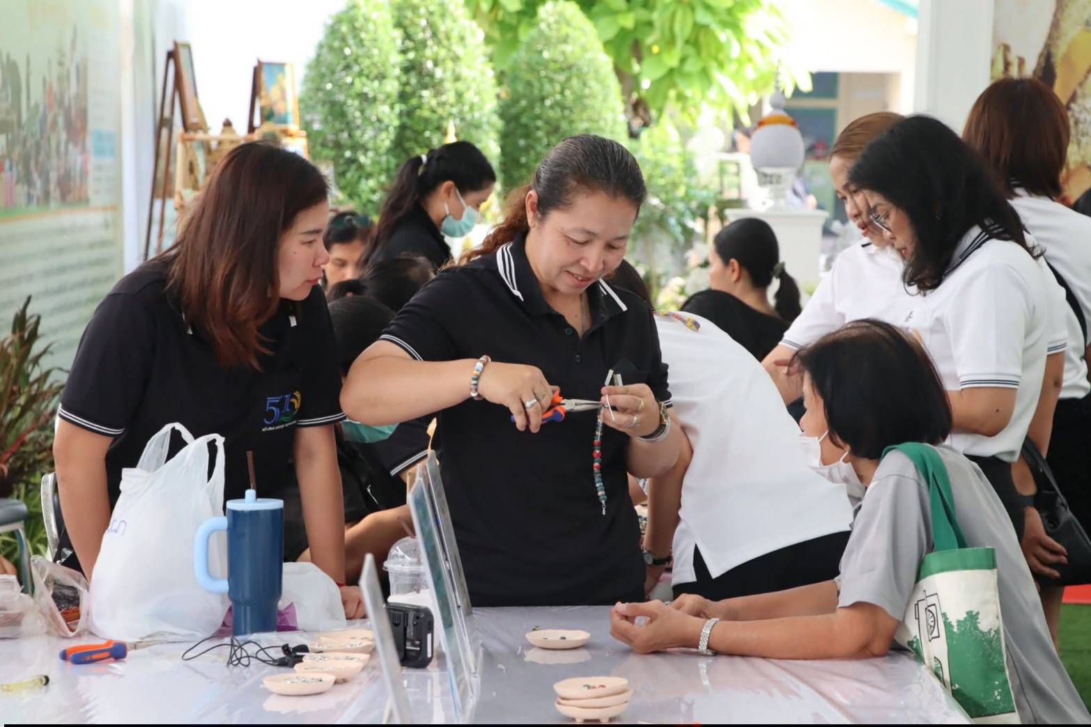 title - รัฐมนตรีว่าการกระทรวงเกษตรและสหกรณ์ พร้อมด้วยคณะผู้บริหาร ส.ป.ก. เข้าเยี่ยมชมโซนกิจกรรมฝึกอาชีพ Workshop งานศิลปหัตถกรรม (ศพส.) กิจกรรมจัดขึ้นภายใต้งาน วันคล้ายวันสถาปนาครบรอบ 51 ปี ส.ป.ก. ณ สำนักงานการปฏิรูปที่ดินเพื่อเกษตรกรรม